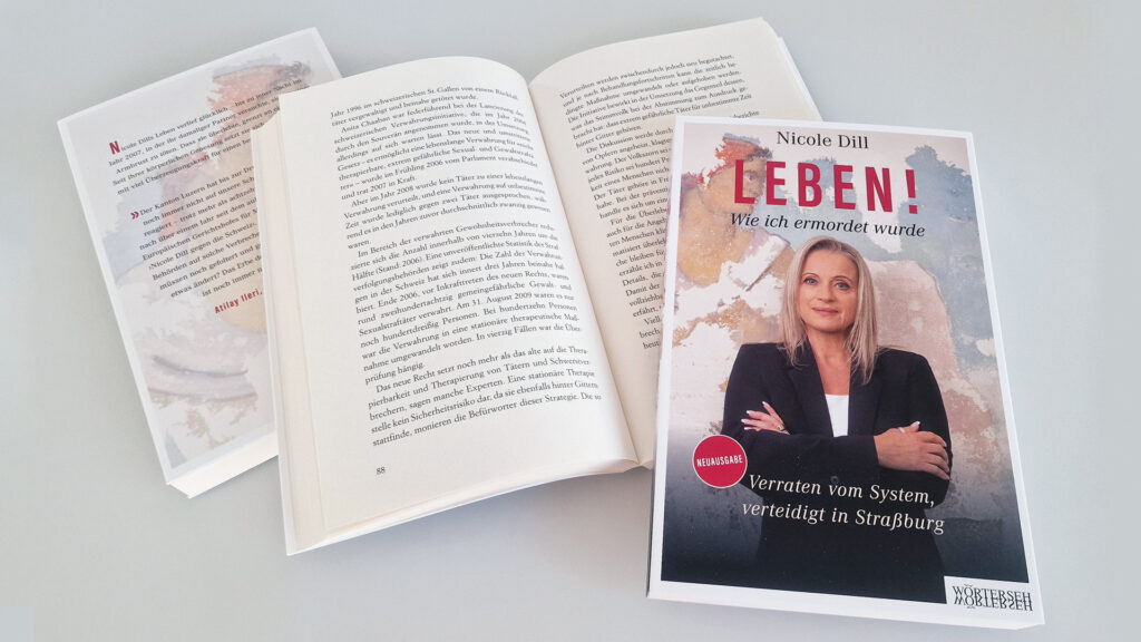 Femizid: Buch „LEBEN! Wie ich ermordet wurde“ von Nicole Dill neben aufgeschlagenen Buchseiten.