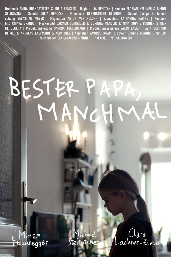 Oktober: Filmplakat „Bester Papa, manchmal“ mit jungem Mädchen in einer Wohnung.
