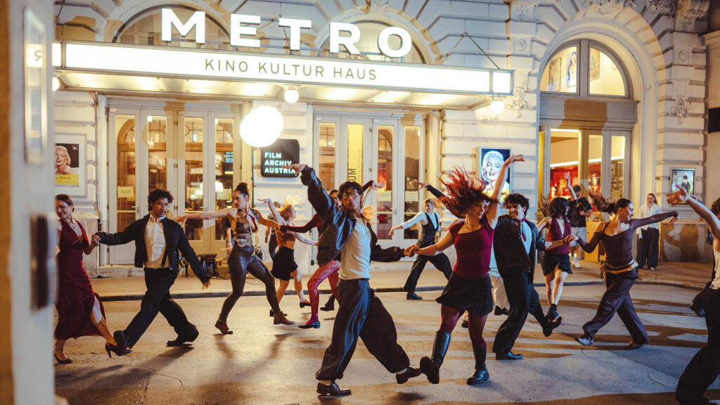 Amor de Cine: Tanzensemble bei einer dynamischen Choreografie vor dem Metro Kinokulturhaus in Wien.