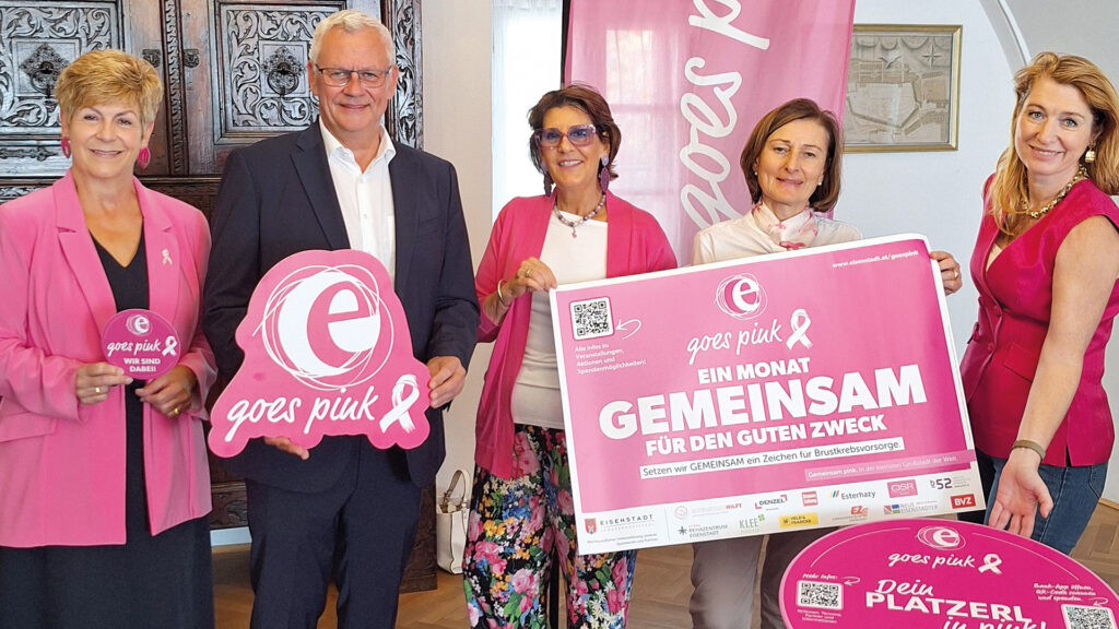 Pink Ribbon: Gruppenfoto zur Aktion „Eisenstadt goes pink“ mit Unterstützer:innen der Brustkrebsvorsorge.
