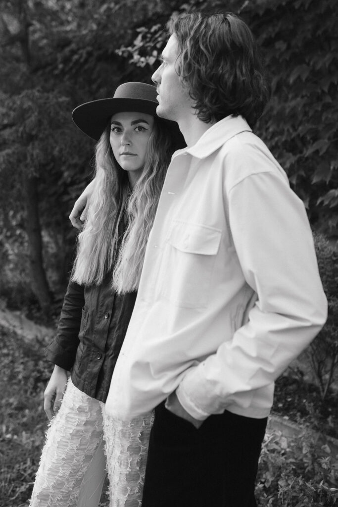 Cari Cari: Stephanie Widmer und Alexander Köck bei einem Schwarz-Weiß-Shooting in entspannter Pose.