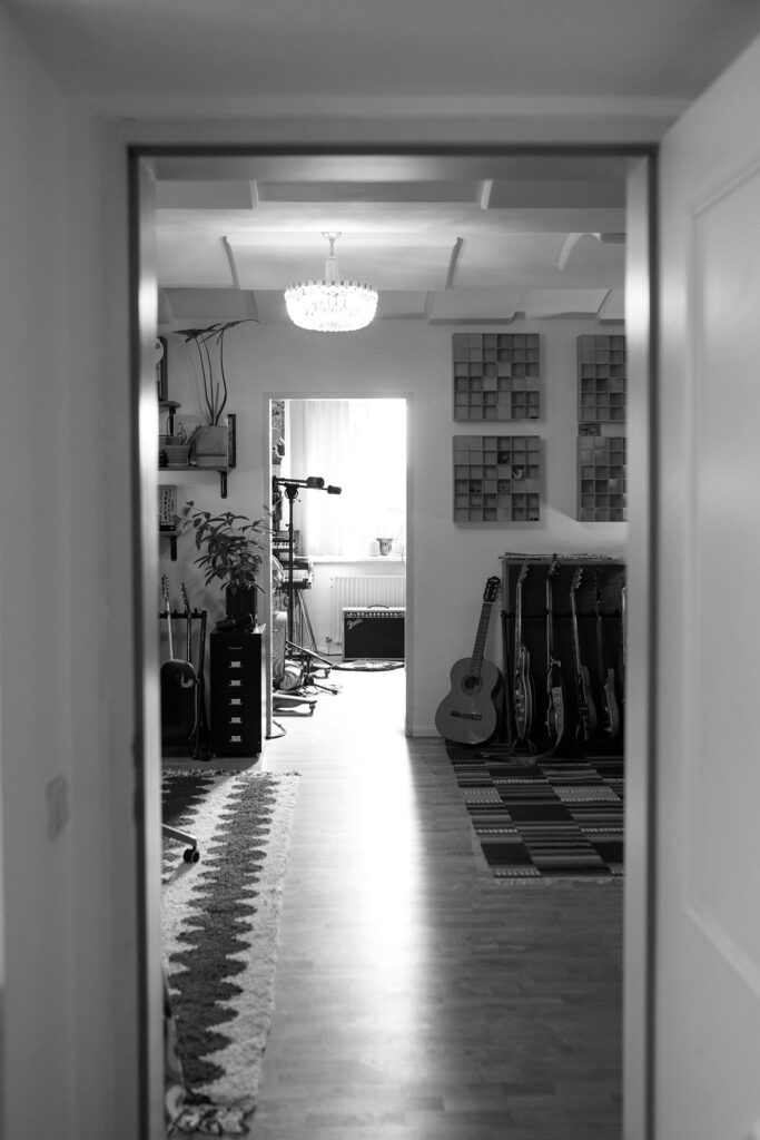 Cari Cari: Blick in das Musikstudio des österreichischen Indie-Duos mit Gitarren und Musikequipment.