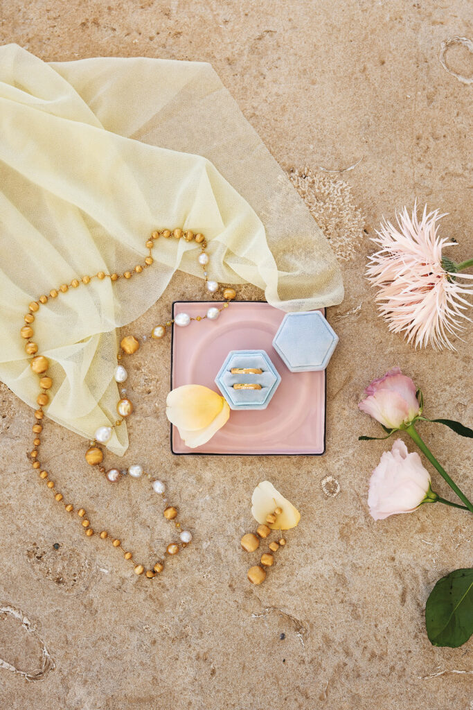 Hochzeitsshooting mit Eheringen, Perlenschmuck und zarten Blumen in Rosa und Creme