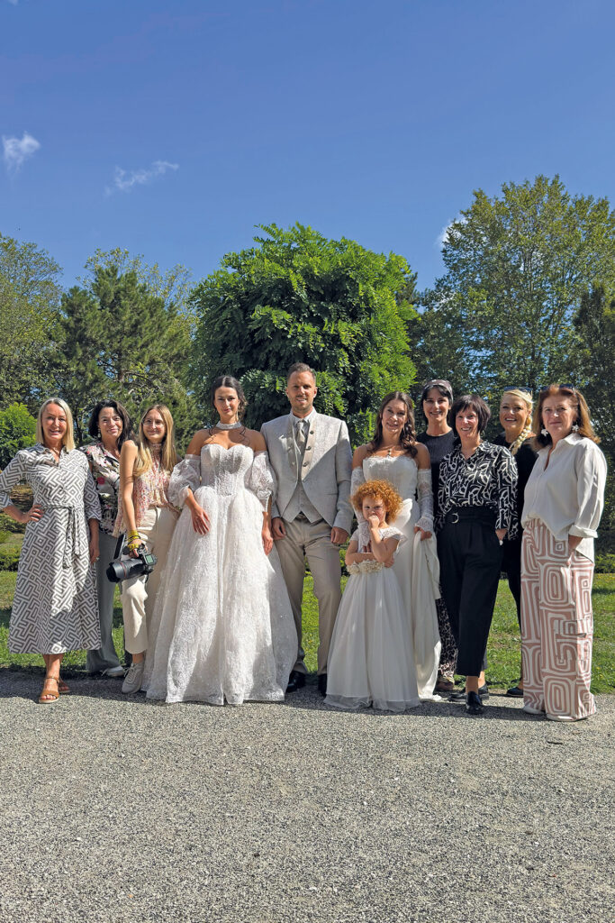 Hochzeitsshooting mit Brautpaar, Blumenmädchen und Shooting-Team im Schlossgarten