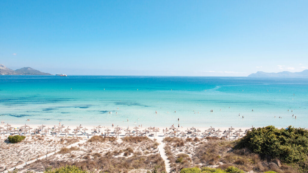 Traumstrand auf Mallorca mit weißem Sand und türkisblauem Mittelmeer.