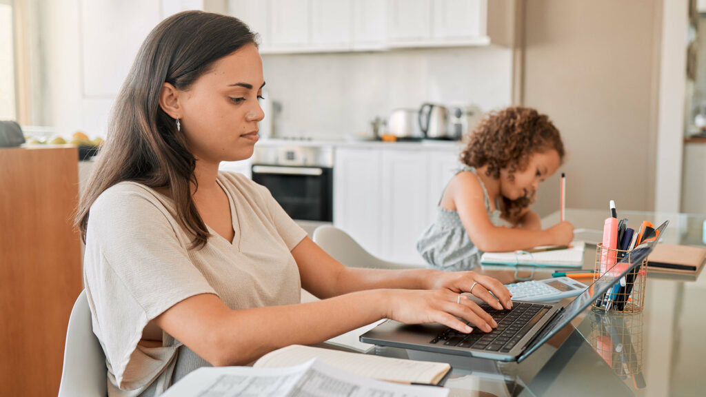 Female Finance: Berufstätige Mutter verbindet Erwerbsarbeit und Kinderbetreuung – Teilzeit und Care-Arbeit beeinflussen die Finanzen.