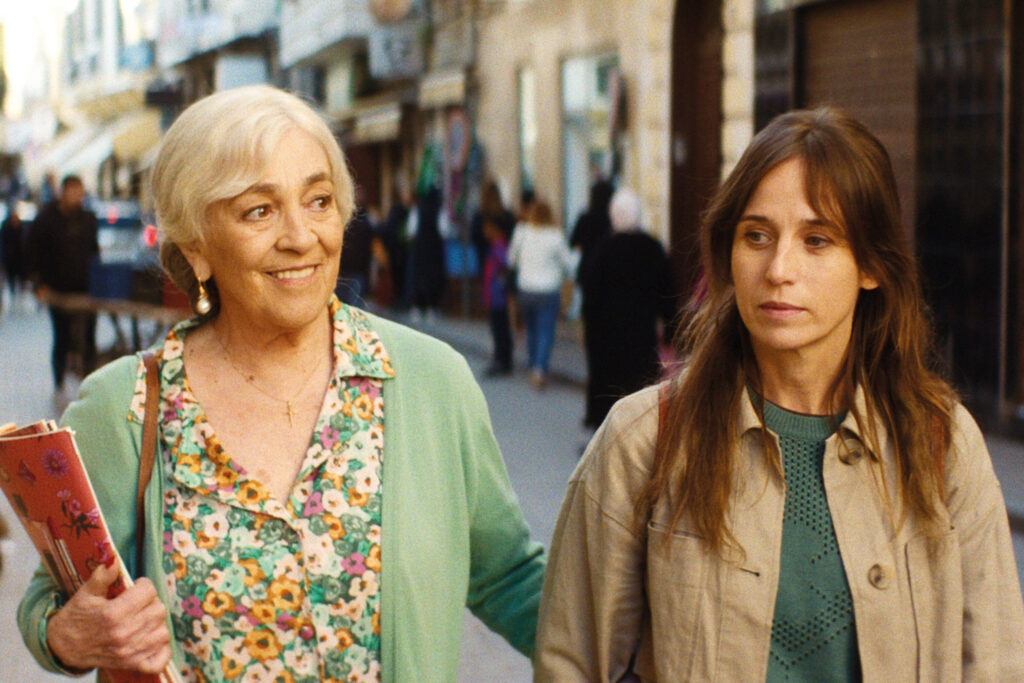 Calle Málaga: Event-Tipps für Kinofans: Zwei Frauen unterschiedlicher Generationen spazieren in einer Szene aus „Calle Málaga“ gemeinsam durch eine belebte Straße.